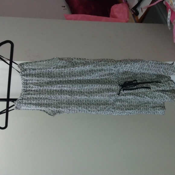 Old Navy women's black and white geometric Romper size Medium Nwot - Picture 17 of 17